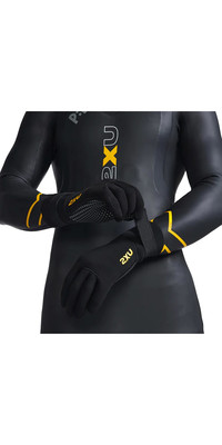 2024 2XU Propel Neoprene Gloves UW7022h - Black / Ambition